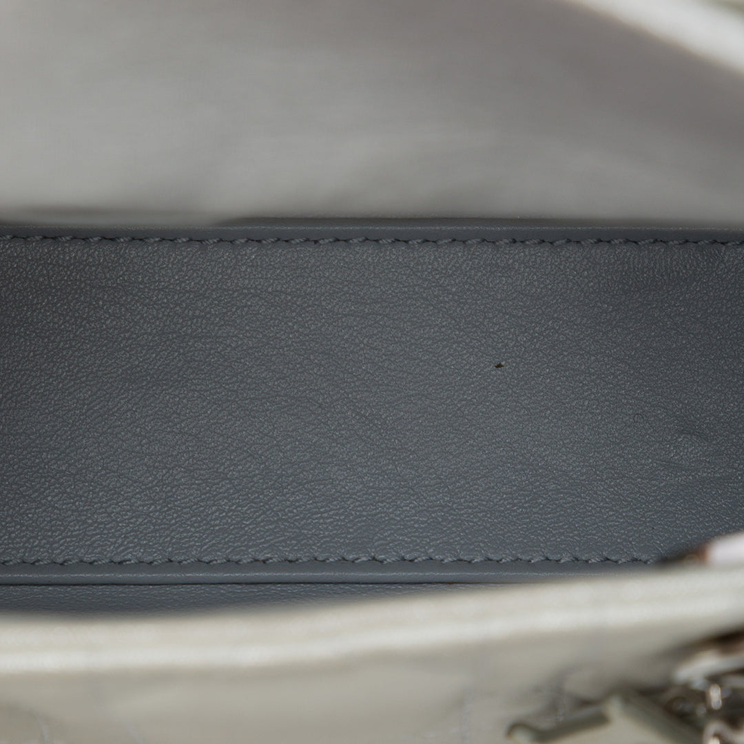 Dior Sac à main Lady Dior Irisé Cannage Micro Cuir d'agneau Argenté – vue 4 – GABY PARIS