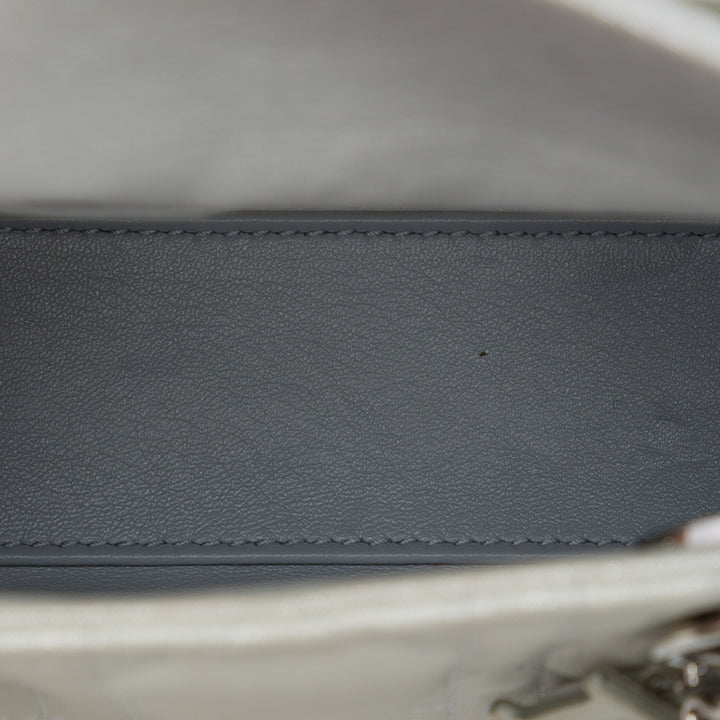 Dior Sac à main Lady Dior Irisé Cannage Micro Cuir d'agneau Argenté – vue 4 – GABY PARIS