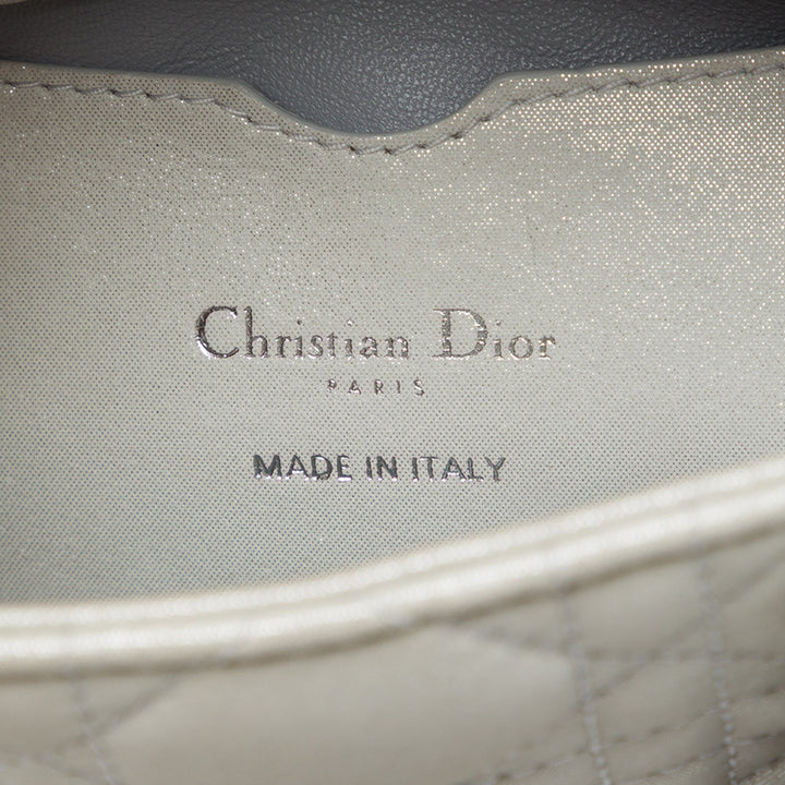 Dior Sac à main Lady Dior Irisé Cannage Micro Cuir d'agneau Argenté – vue 5 – GABY PARIS