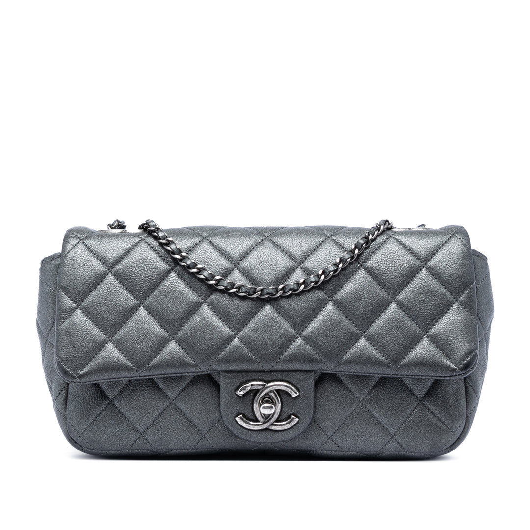 Chanel Medium Iridescent Matelassé Cuir de chèvre CC Œillets à rabat