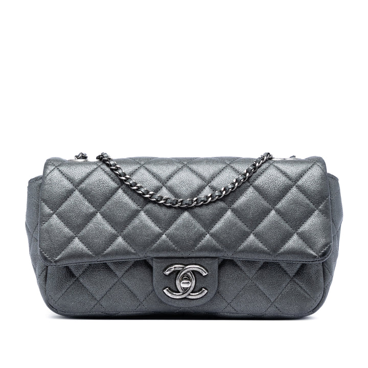 Chanel Medium Iridescent Matelassé Cuir de chèvre CC Œillets à rabat