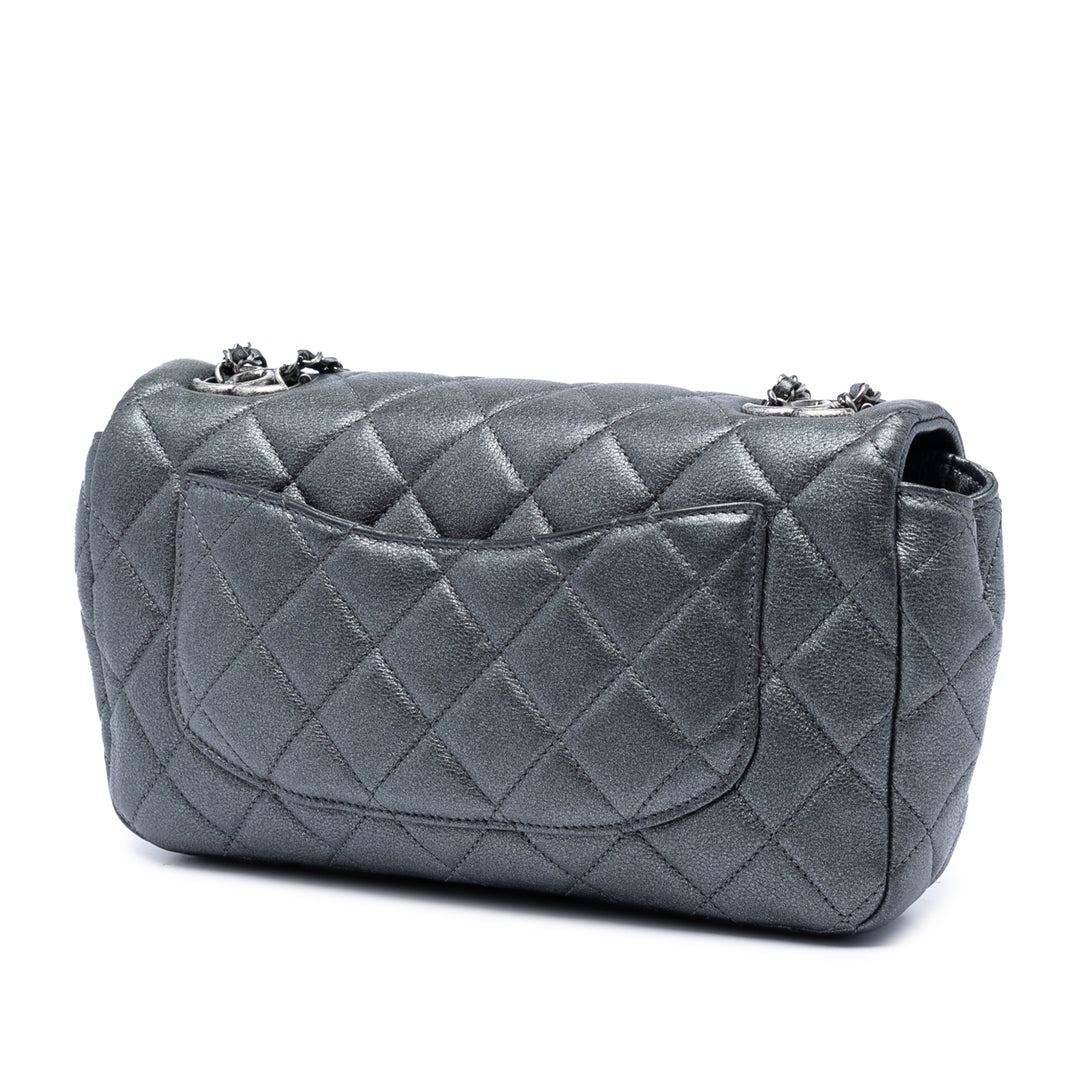 Chanel Medium Iridescent Matelassé Cuir de chèvre CC Œillets à rabat