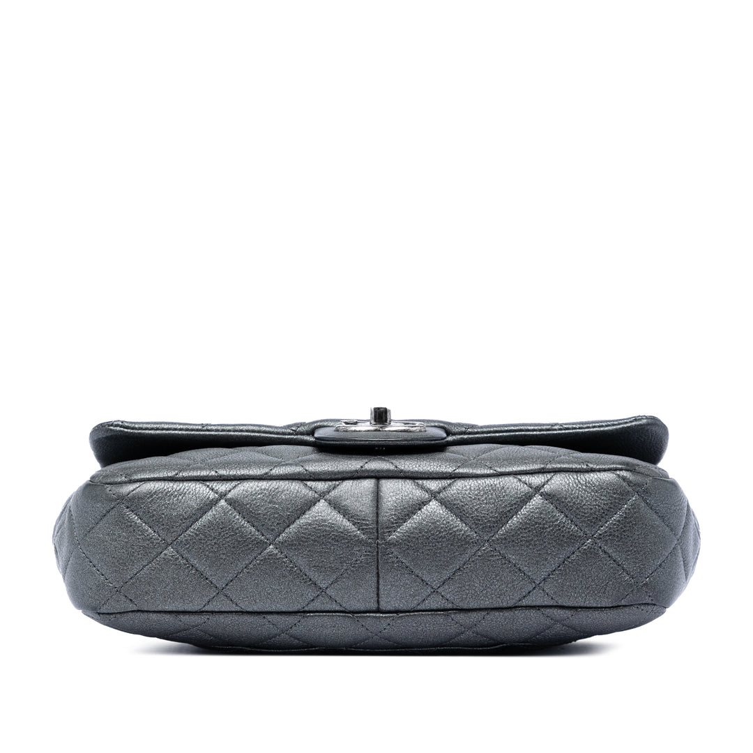 Chanel Medium Iridescent Matelassé Cuir de chèvre CC Œillets à rabat