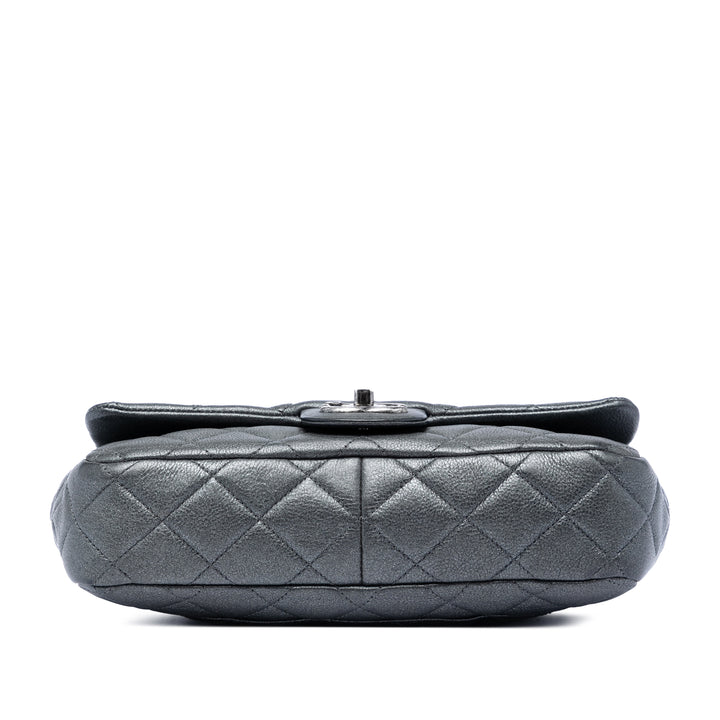 Chanel Medium Iridescent Matelassé Cuir de chèvre CC Œillets à rabat
