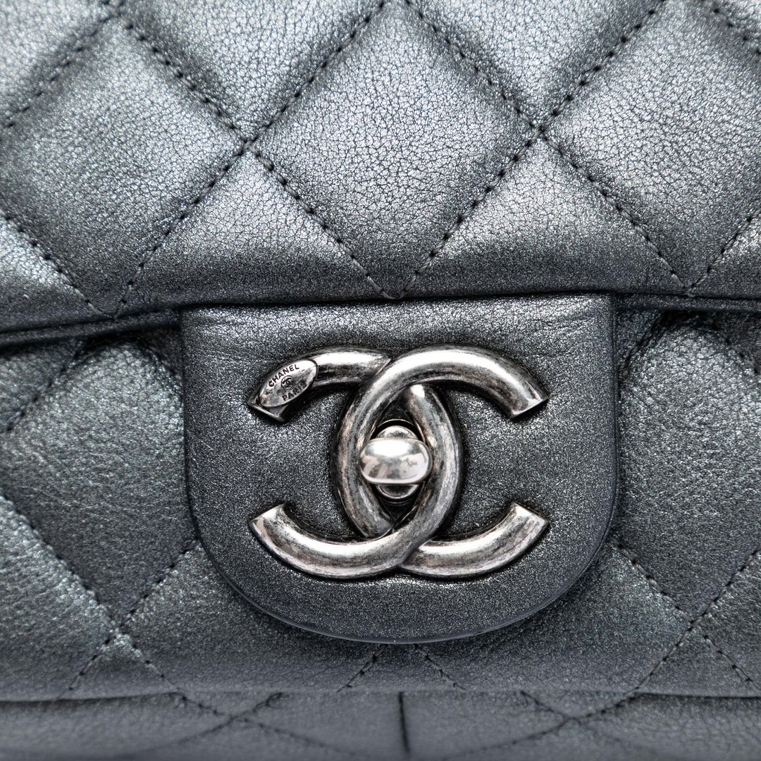 Chanel Medium Iridescent Matelassé Cuir de chèvre CC Œillets à rabat