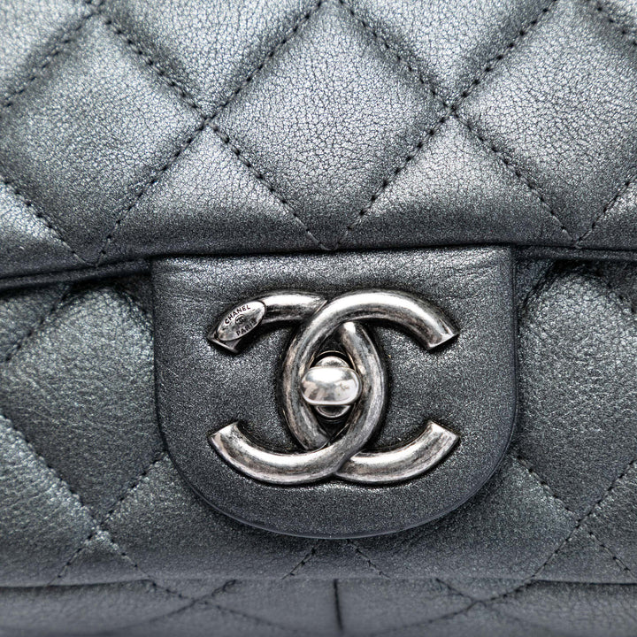 Chanel Medium Iridescent Matelassé Cuir de chèvre CC Œillets à rabat