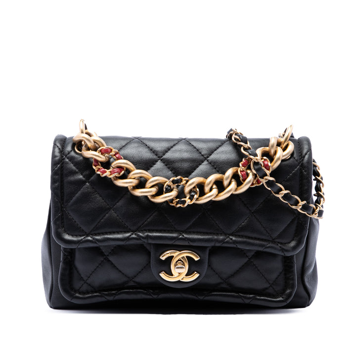 Chanel Matelassé Chaîne Link à rabat Petit Cuir d'agneau Noir – vue principale – GABY PARIS