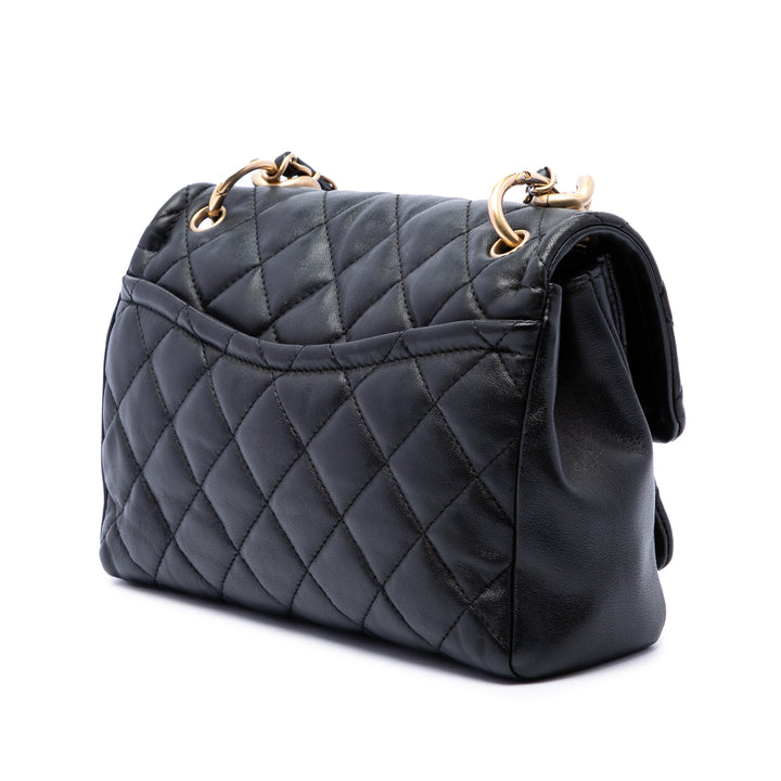 Chanel Matelassé Chaîne Link à rabat Petit Cuir d'agneau Noir – vue 2 – GABY PARIS