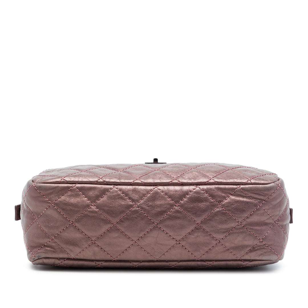 Chanel Matelassé Métallisé vieilli Reissue 2.55 Sac caméra Moyen Cuir de veau Rose – vue 3 – GABY PARIS