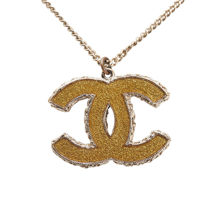 Chanel Doré Plated CC Rhinestone Pendant Collier Doré