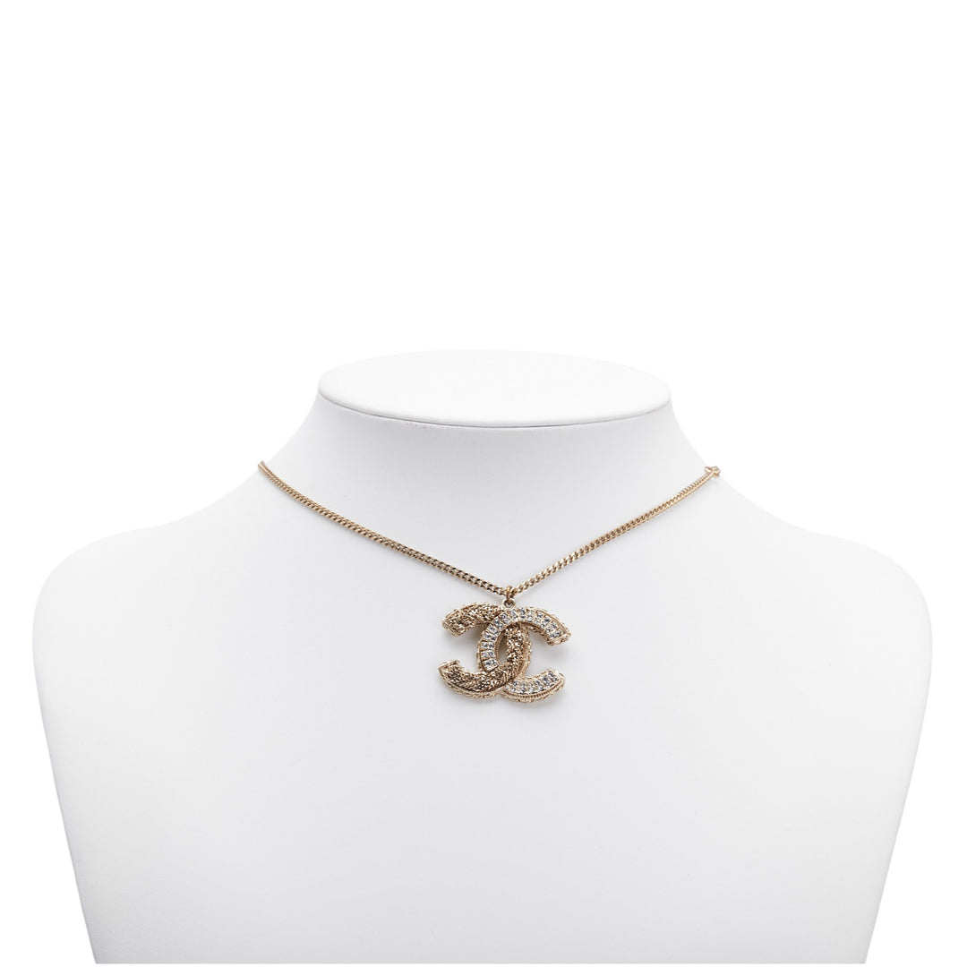 Chanel Doré Plated CC Rhinestone Pendant Collier Doré