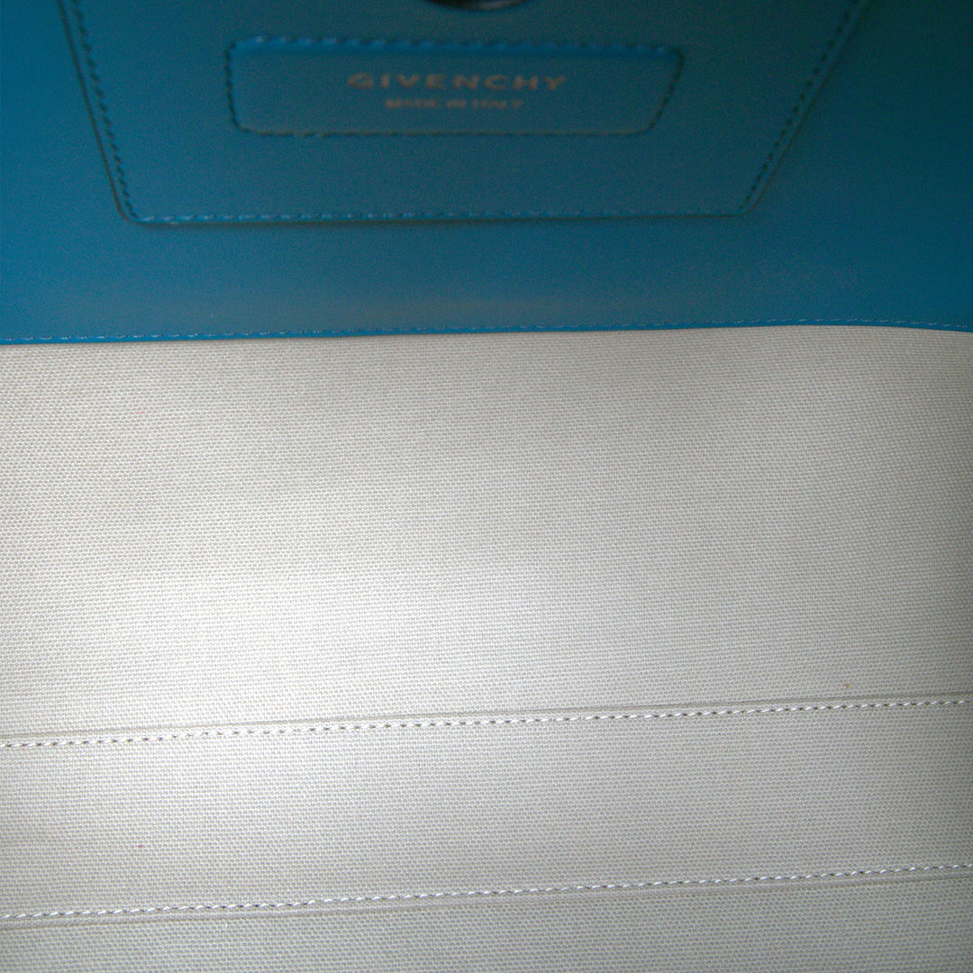 Givenchy Sac à main Antigona Souple Moyen Cuir de veau Bleu – vue 4 – GABY PARIS