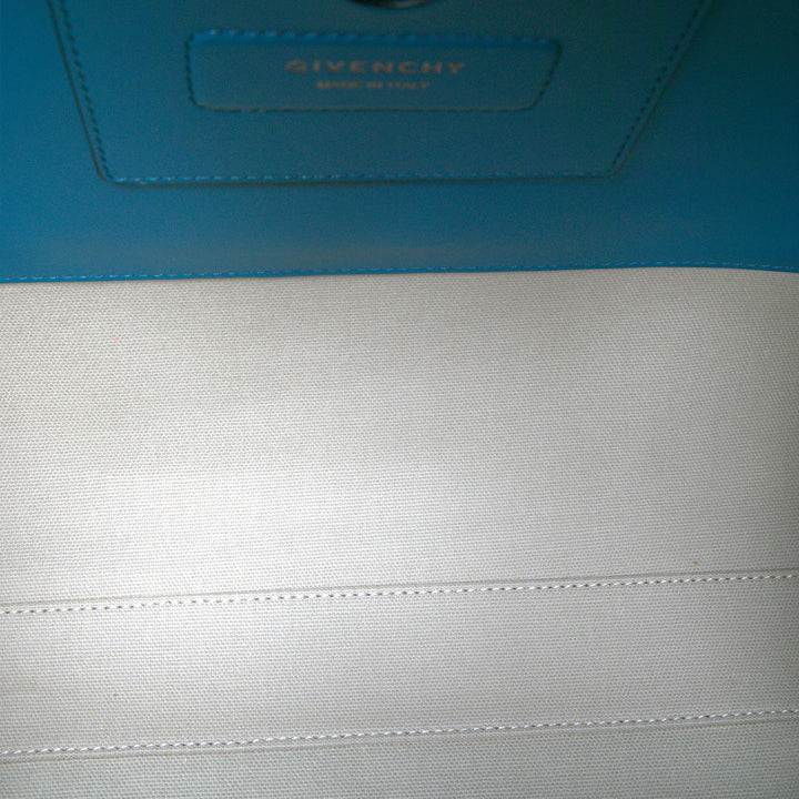 Givenchy Sac à main Antigona Souple Moyen Cuir de veau Bleu – vue 4 – GABY PARIS