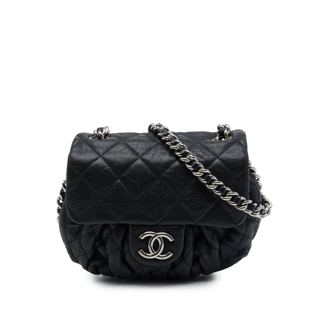 Chanel Matelassé Sac rond à chaîne à rabat Mini Cuir d'agneau Noir – vue principale – GABY PARIS