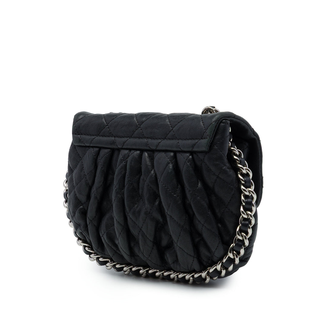 Chanel Matelassé Sac rond à chaîne à rabat Mini Cuir d'agneau Noir – vue 2 – GABY PARIS