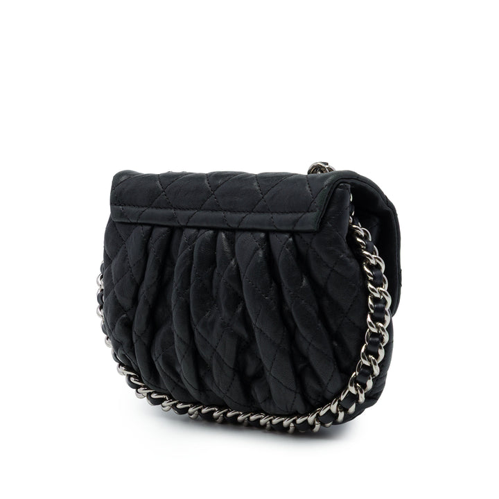 Chanel Matelassé Sac rond à chaîne à rabat Mini Cuir d'agneau Noir – vue 2 – GABY PARIS