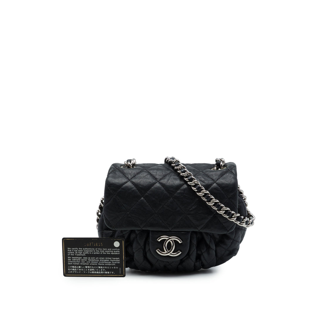 Chanel Matelassé Sac rond à chaîne à rabat Mini Cuir d'agneau Noir – vue 8 – GABY PARIS