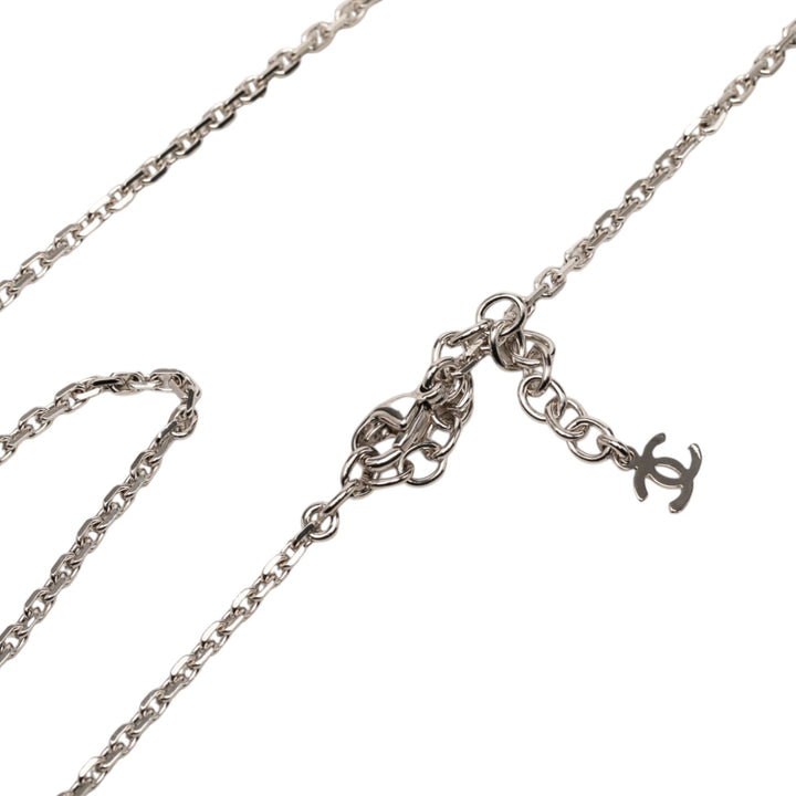 Chanel CC Brass Acrylic et Strass Pendant Collier Noir – vue 5 – GABY PARIS