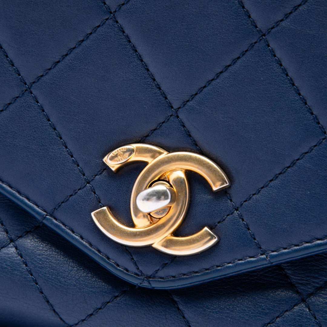 Chanel CC Matelassé Cuir de veau Metal anse supérieure Envelope à rabat