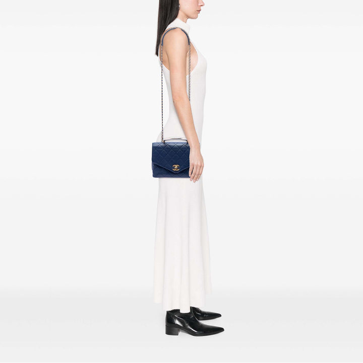 Chanel CC Matelassé Cuir de veau Metal anse supérieure Envelope à rabat