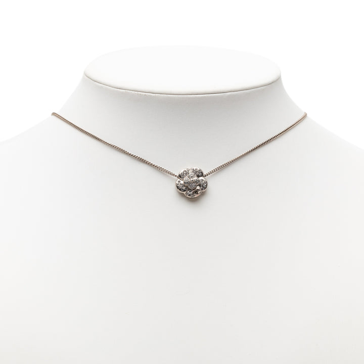 Chanel plaqué CC Strass Camellia Pendant Collier