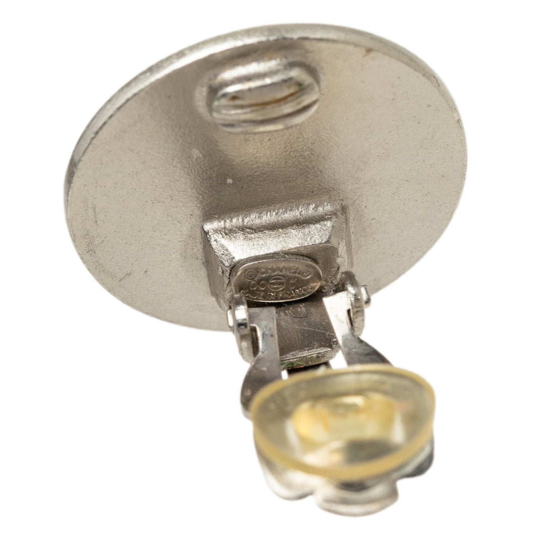 Chanel CC Brass Croisiere Rond À clip Boucles d'oreilles Argenté – vue 3 – GABY PARIS