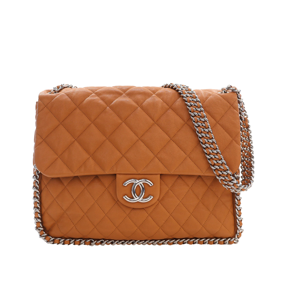 Chanel Maxi Matelassé Washed Cuir d’agneau Sac rond à chaîne à rabat
