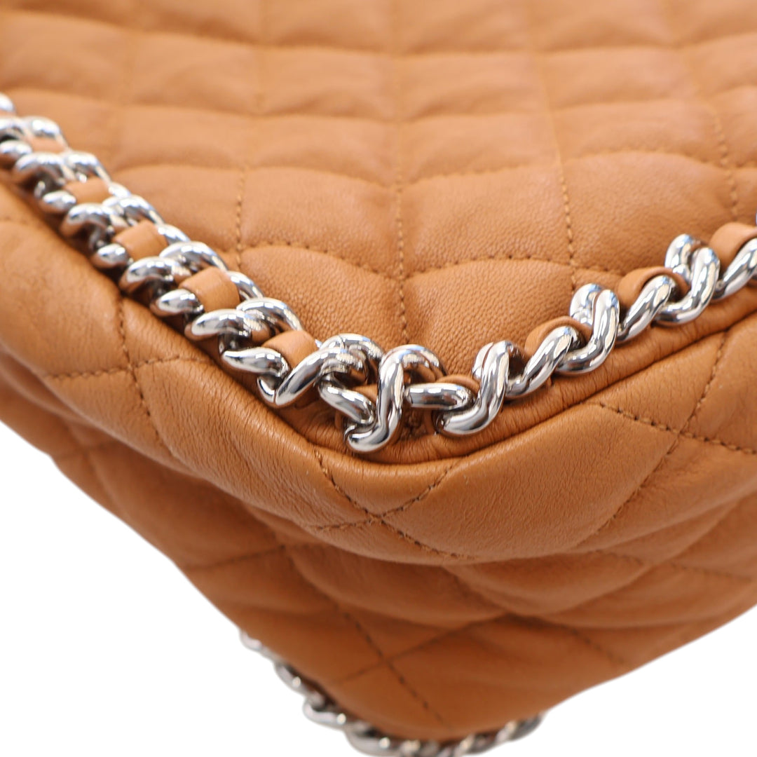 Chanel Maxi Matelassé Washed Cuir d’agneau Sac rond à chaîne à rabat