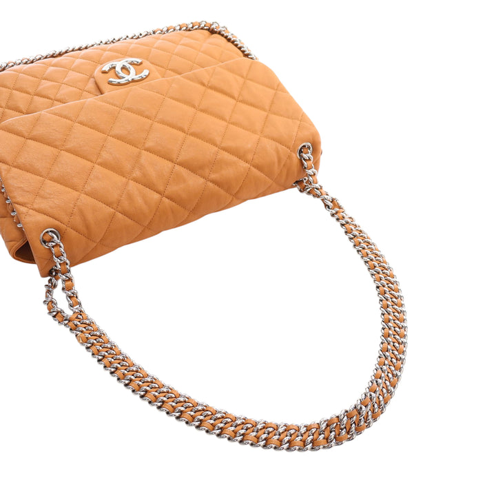 Chanel Maxi Matelassé Washed Cuir d’agneau Sac rond à chaîne à rabat