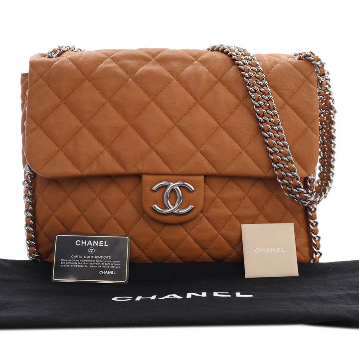 Chanel Maxi Matelassé Washed Cuir d’agneau Sac rond à chaîne à rabat