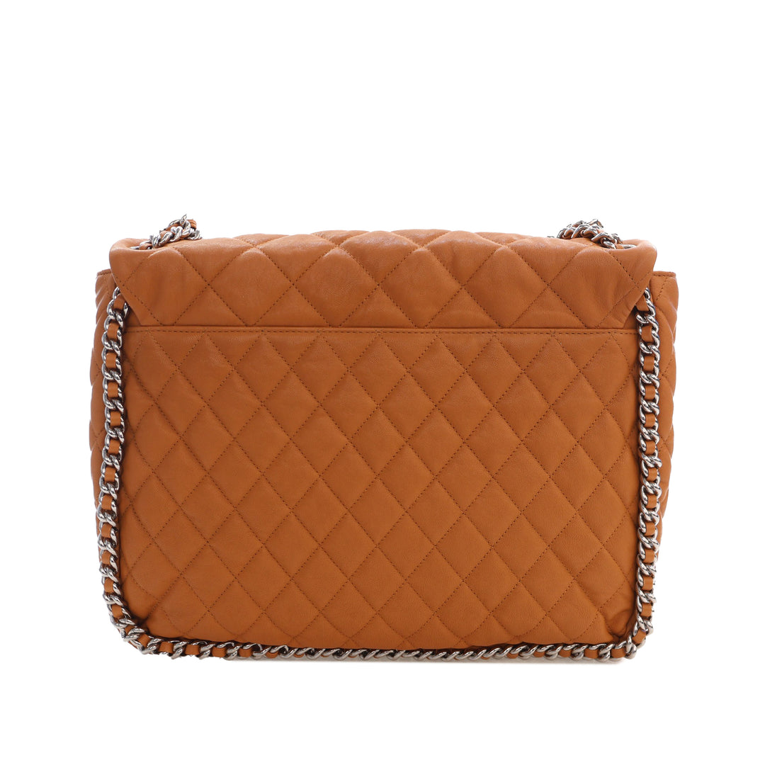 Chanel Maxi Matelassé Washed Cuir d’agneau Sac rond à chaîne à rabat