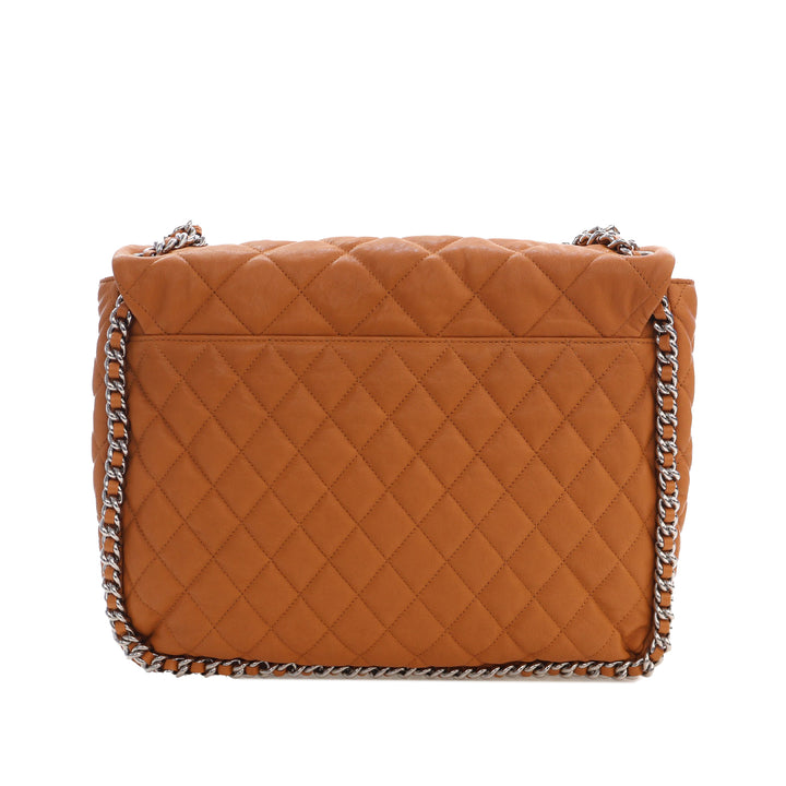 Chanel Maxi Matelassé Washed Cuir d’agneau Sac rond à chaîne à rabat