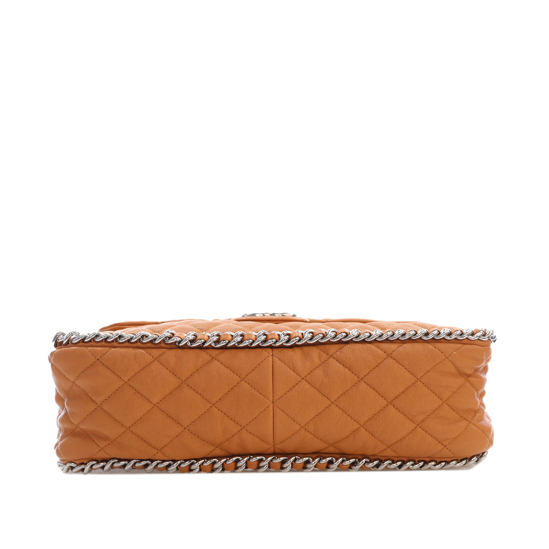 Chanel Maxi Matelassé Washed Cuir d’agneau Sac rond à chaîne à rabat