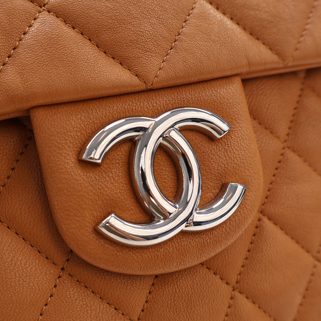 Chanel Maxi Matelassé Washed Cuir d’agneau Sac rond à chaîne à rabat