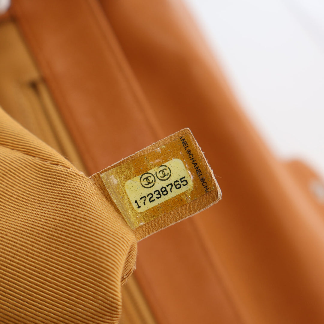 Chanel Maxi Matelassé Washed Cuir d’agneau Sac rond à chaîne à rabat