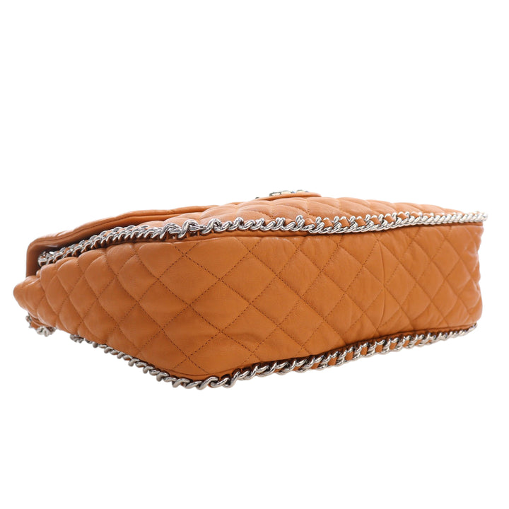 Chanel Maxi Matelassé Washed Cuir d’agneau Sac rond à chaîne à rabat