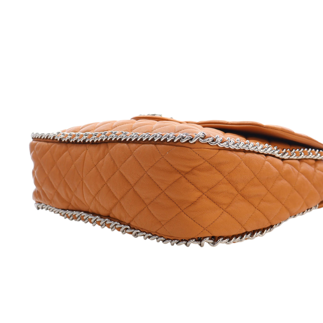 Chanel Maxi Matelassé Washed Cuir d’agneau Sac rond à chaîne à rabat