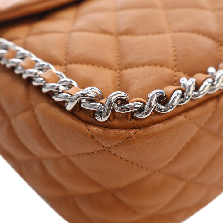 Chanel Maxi Matelassé Washed Cuir d’agneau Sac rond à chaîne à rabat