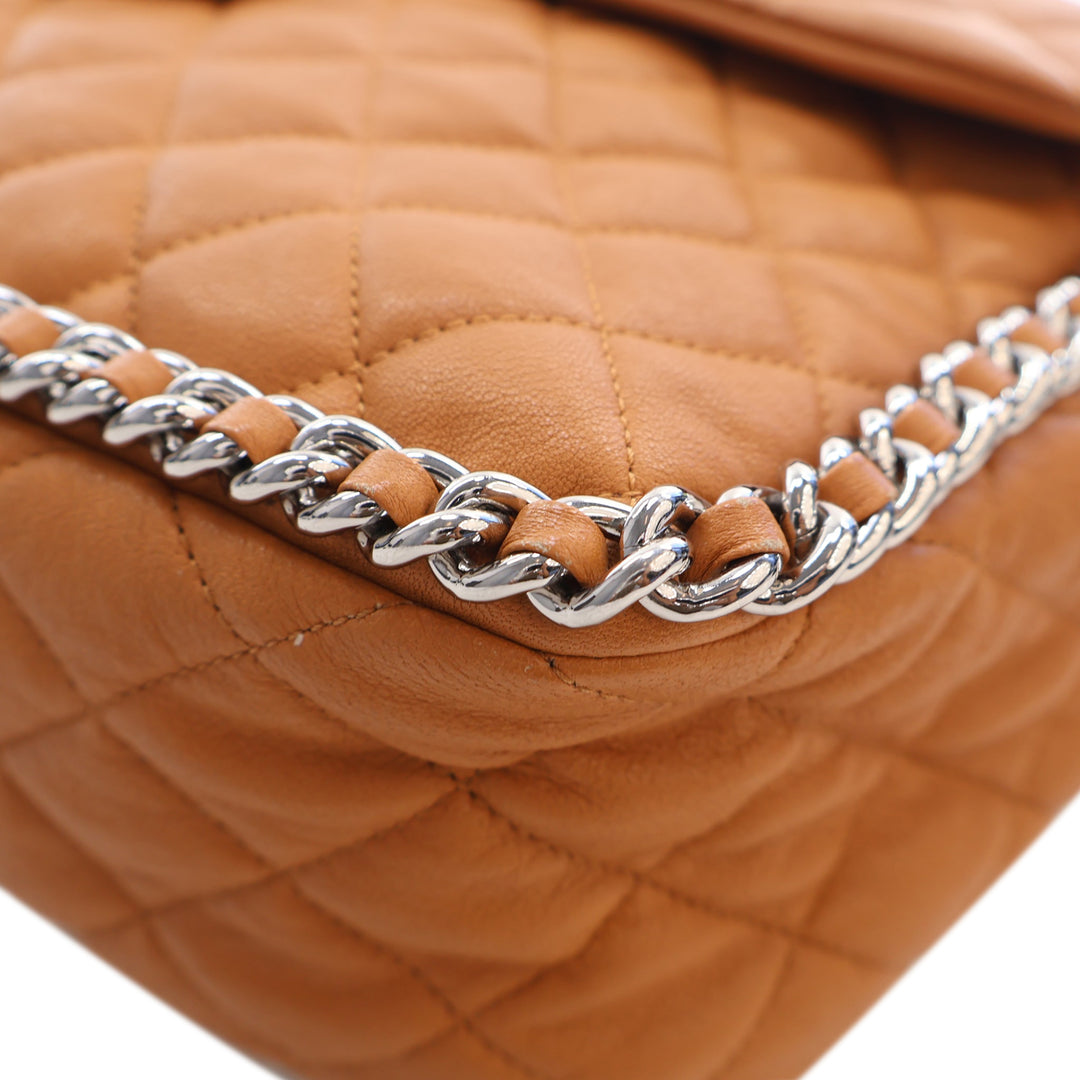Chanel Maxi Matelassé Washed Cuir d’agneau Sac rond à chaîne à rabat
