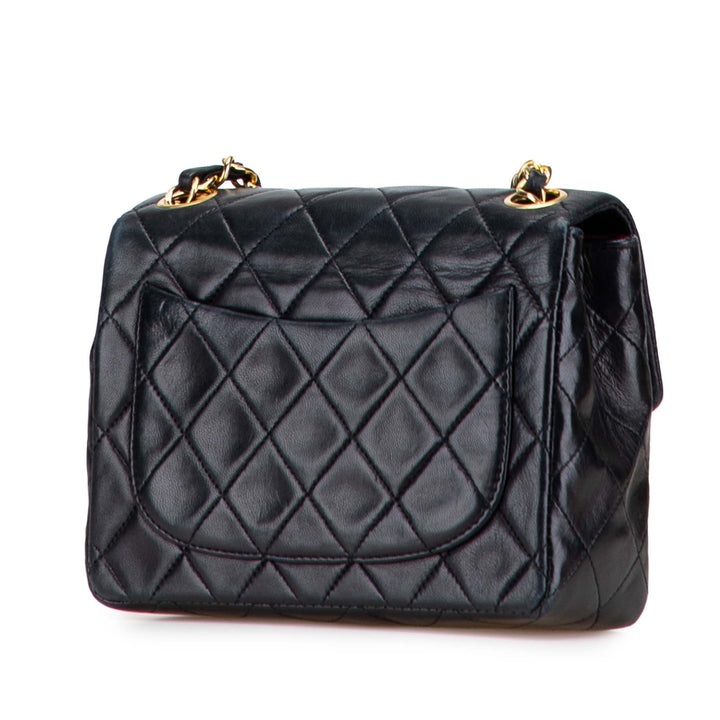 Chanel Mini Square Classic Cuir d’agneau Single Flap Noir – GABY PARIS Authentique