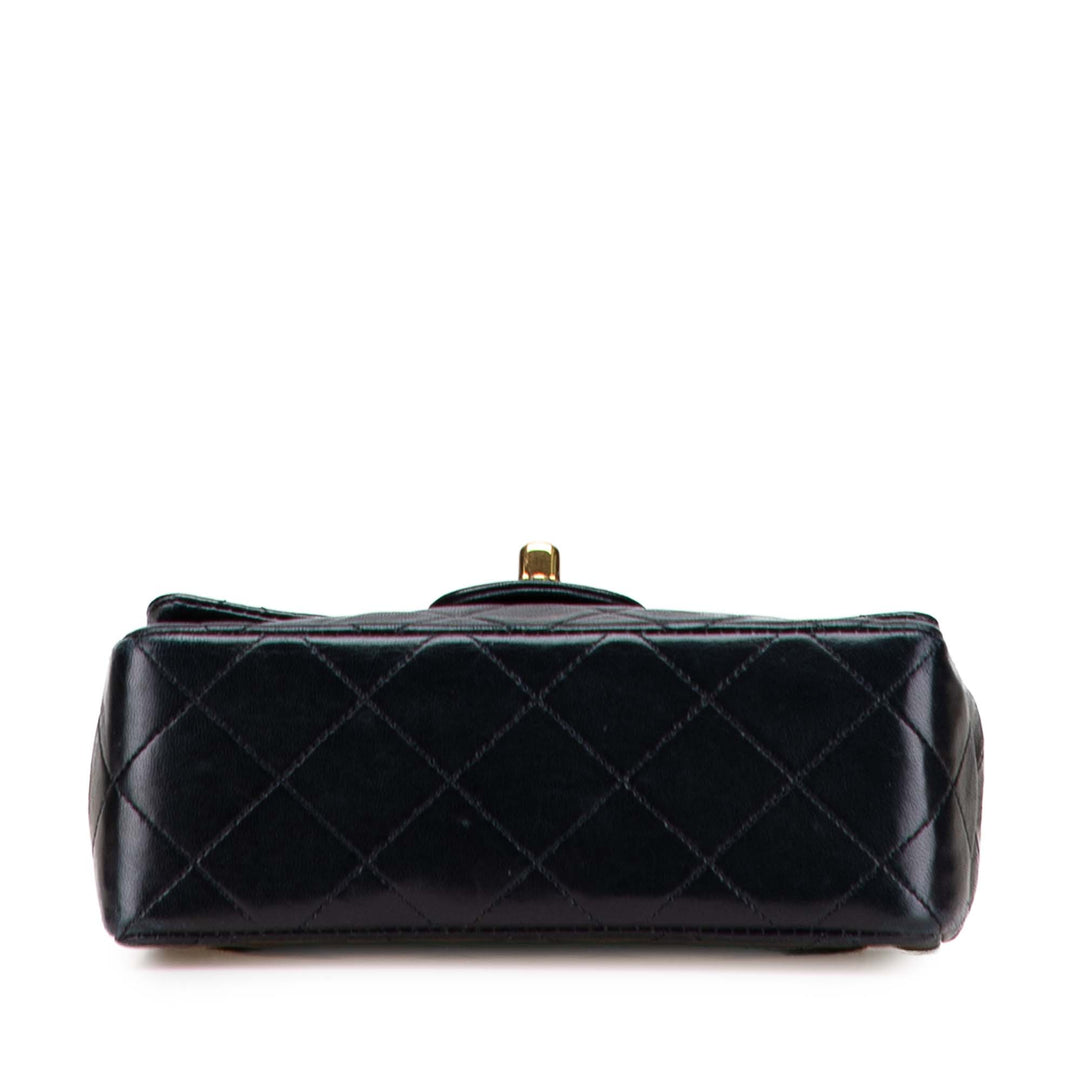 Chanel Mini Square Classic Cuir d’agneau Single Flap Noir – GABY PARIS Authentique