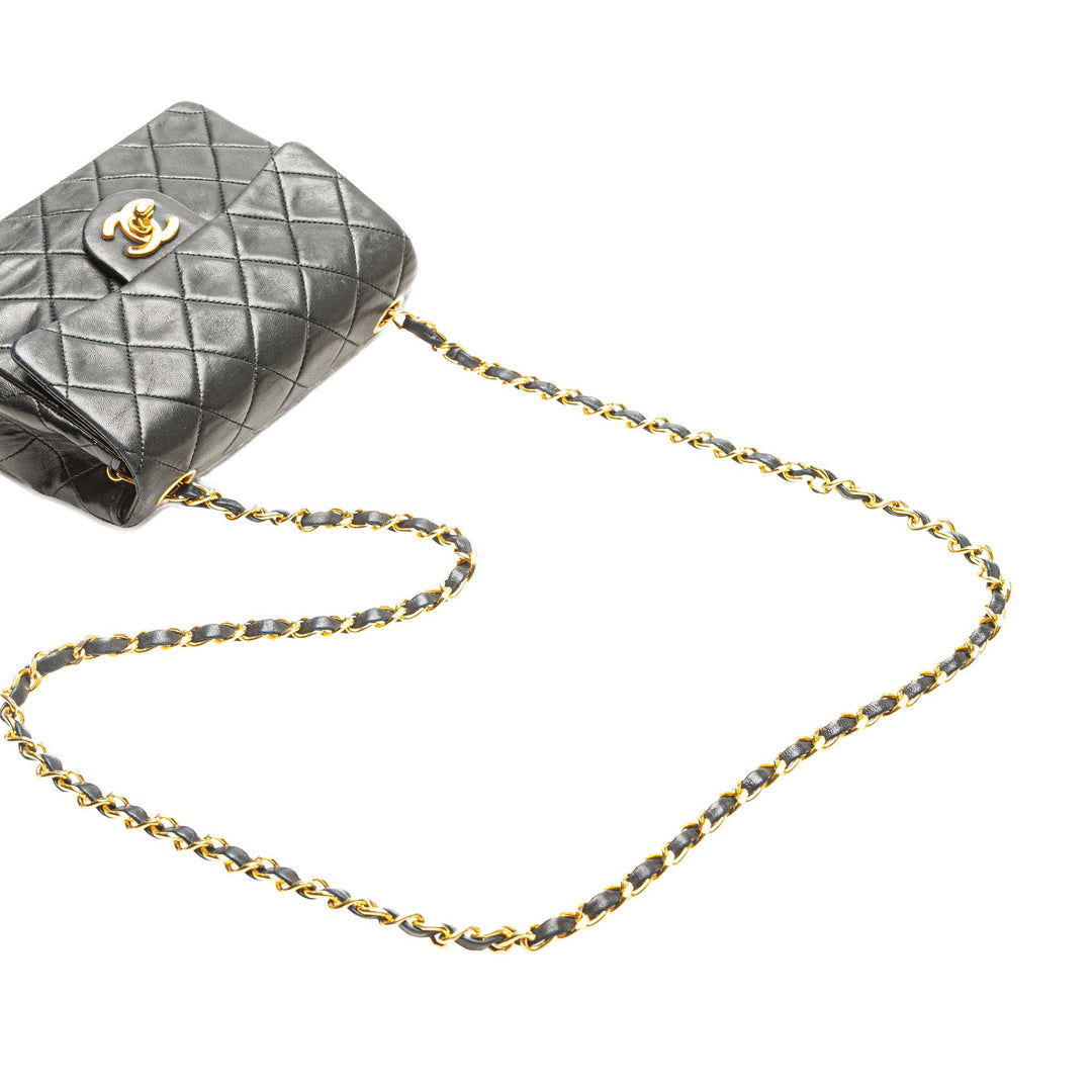 Chanel Mini Square Classic Cuir d’agneau Single Flap Noir – GABY PARIS Authentique
