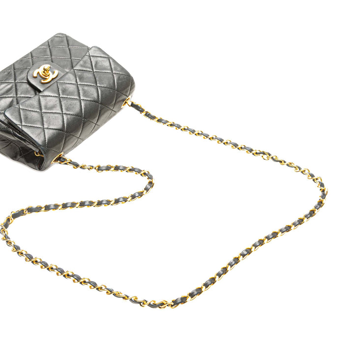 Chanel Mini Square Classic Cuir d’agneau Single Flap Noir – GABY PARIS Authentique