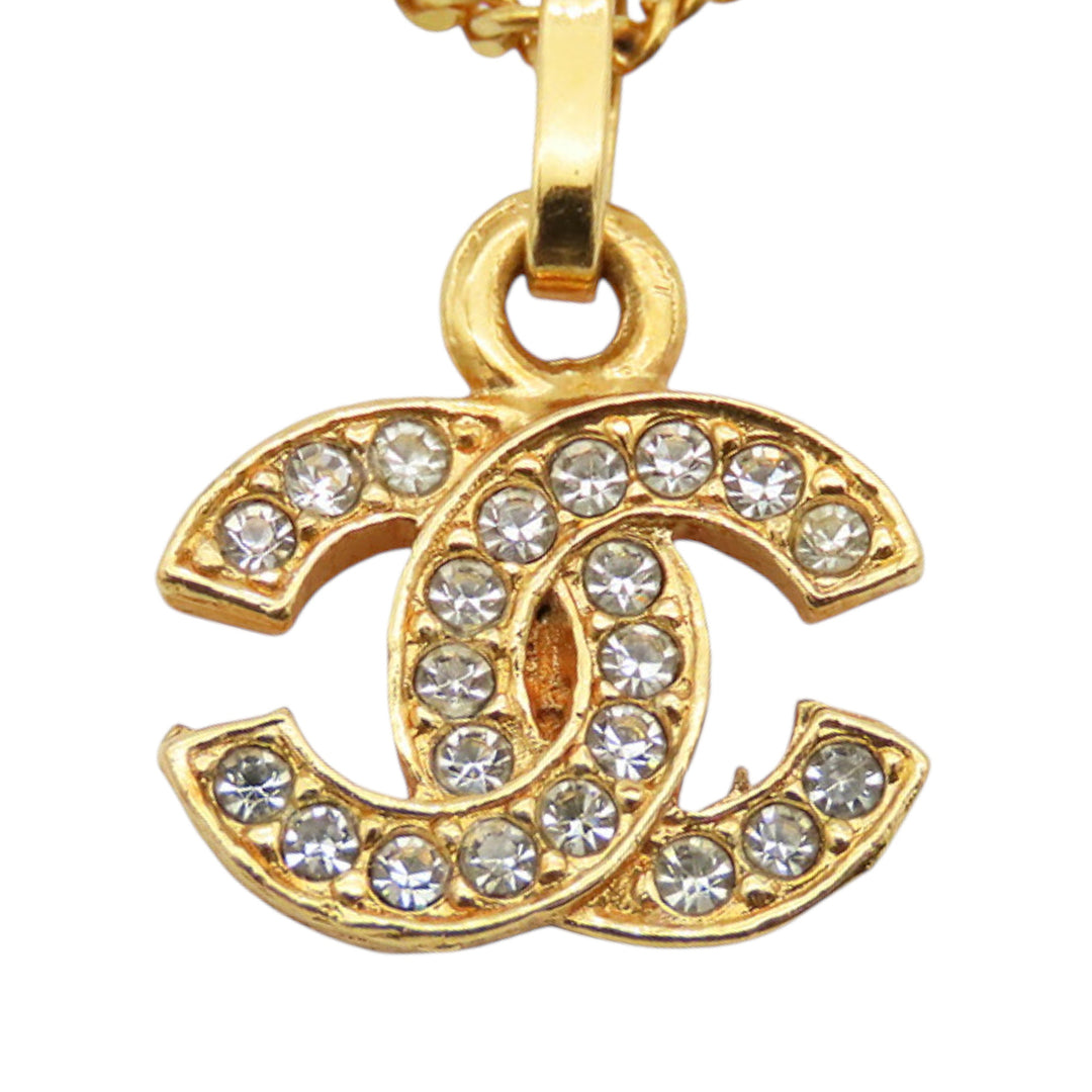 Chanel Doré Plated Crystal CC Pendant Collier Doré – GABY PARIS Authentique