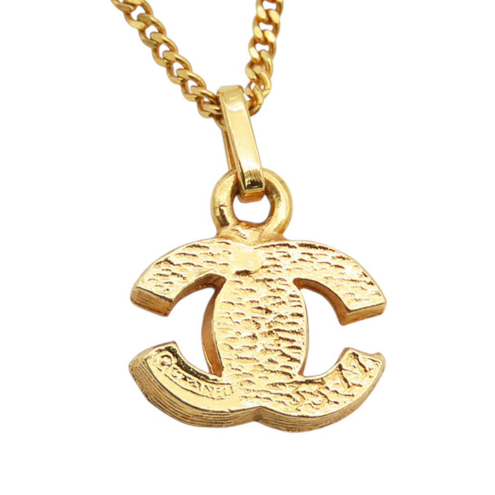 Chanel Doré Plated Crystal CC Pendant Collier Doré – GABY PARIS Authentique