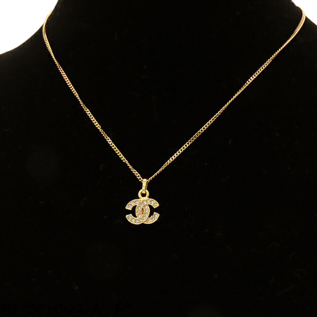 Chanel Doré Plated Crystal CC Pendant Collier Doré – GABY PARIS Authentique