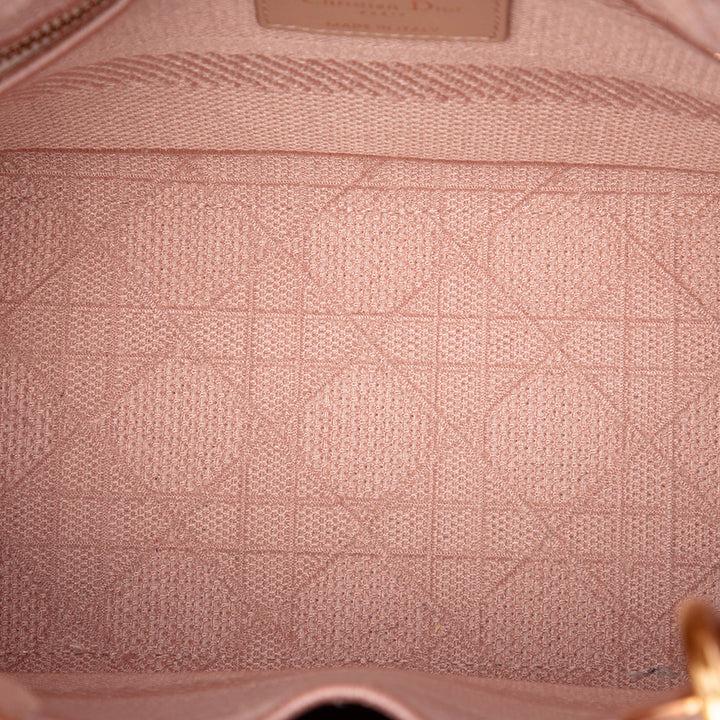 Dior Sac à main Lady D-Lite Cannage brodé Moyen Rose – vue 4 – GABY PARIS