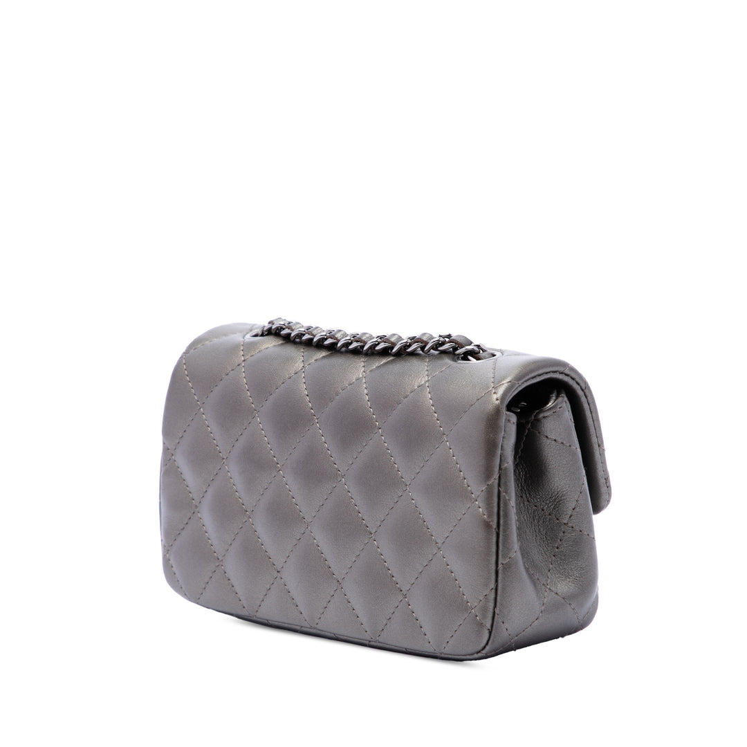 Chanel Sac bandoulière Classic Rectangulaire Métallisé Rabat simple Extra Mini Cuir d'agneau Gris – vue 2 – GABY PARIS