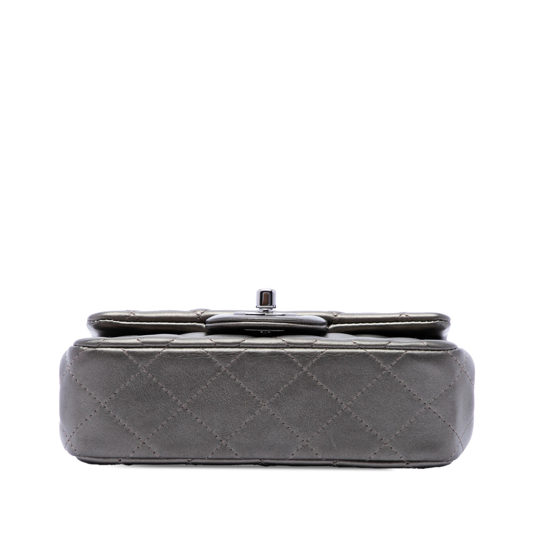 Chanel Sac bandoulière Classic Rectangulaire Métallisé Rabat simple Extra Mini Cuir d'agneau Gris – vue 3 – GABY PARIS