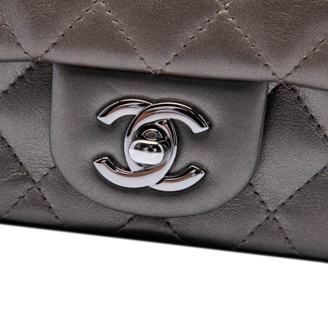 Chanel Sac bandoulière Classic Rectangulaire Métallisé Rabat simple Extra Mini Cuir d'agneau Gris – vue 5 – GABY PARIS